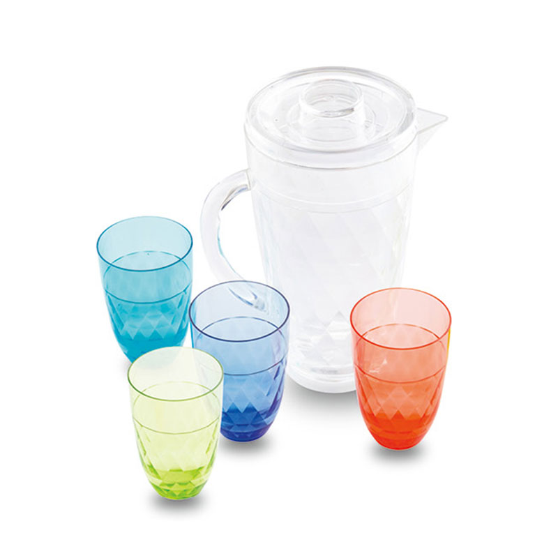 Pitcher dengan empat cangkir