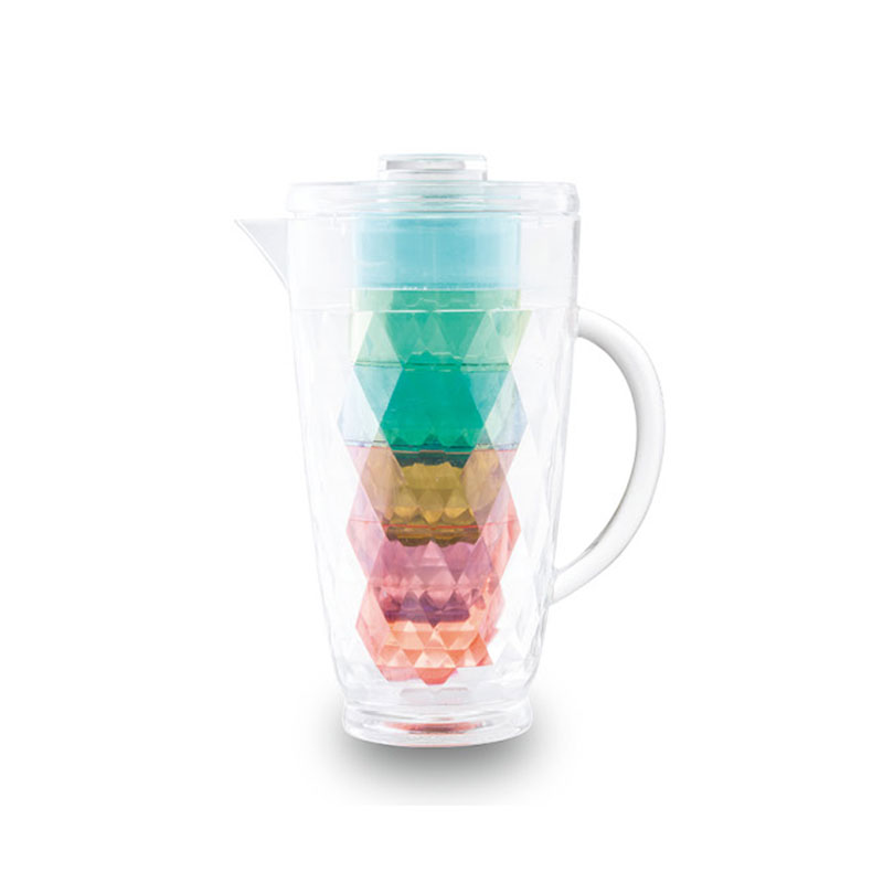 Pitcher dengan empat cangkir